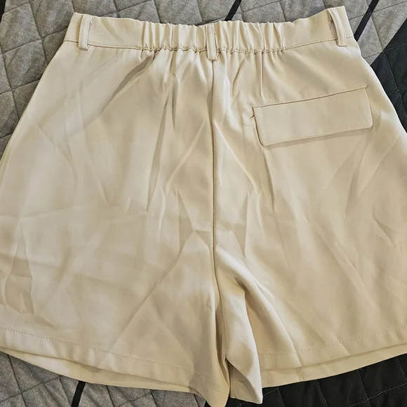 Kirundo Classic High-Waist Cream Shorts - Picture 3 of 3